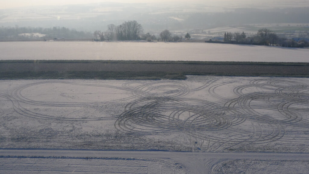 Driftspuren auf dem Flugfeld